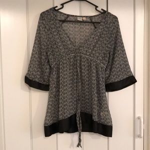 Black & White V-neck blouse with pattern